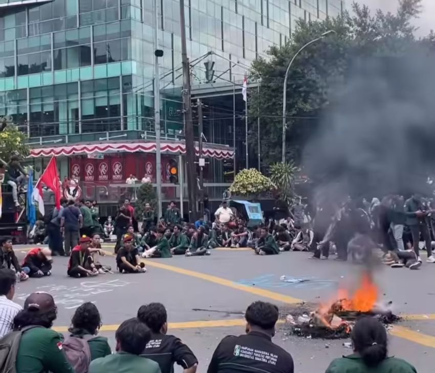 Mahasiswa Blokir Jalan Imam Bonjol Medan