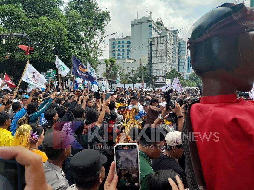 Bobby Nasution-Surya Tiba di Kantor KPU Sumut