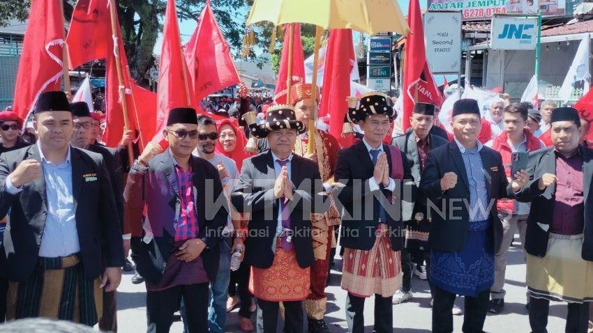 Kenakan Pakaian Adat, Paslon Hapendi-Gempar Daftar ke KPU Padangsidimpuan