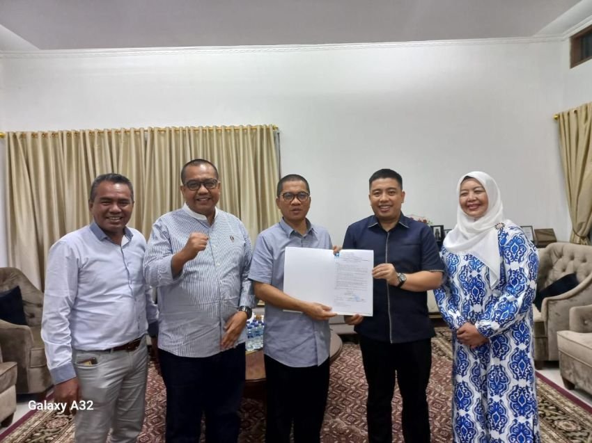 Daftar ke KPU, Tengku Rizki-Aulia Hardi Didukung PDI Perjuangan di Binjai