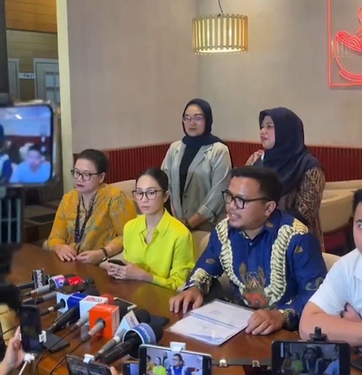 Bunga Zainal Rugi Rp15 Miliar Akibat Investasi Bodong, Ditipu Teman Dekatnya