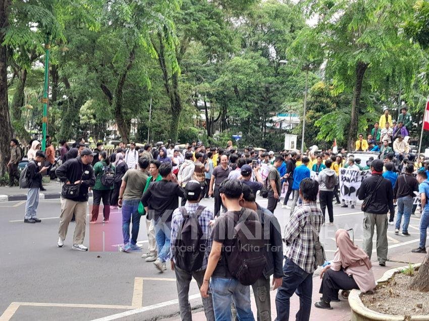 Ratusan Massa BEM Kota Medan Sambangi Gedung DPRD Sumut