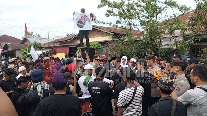 Diduga Ajarkan Aliran Sesat, Ratusan Massa FUI Geruduk Pesantren Ma'rufatulloh Kolo Saketi