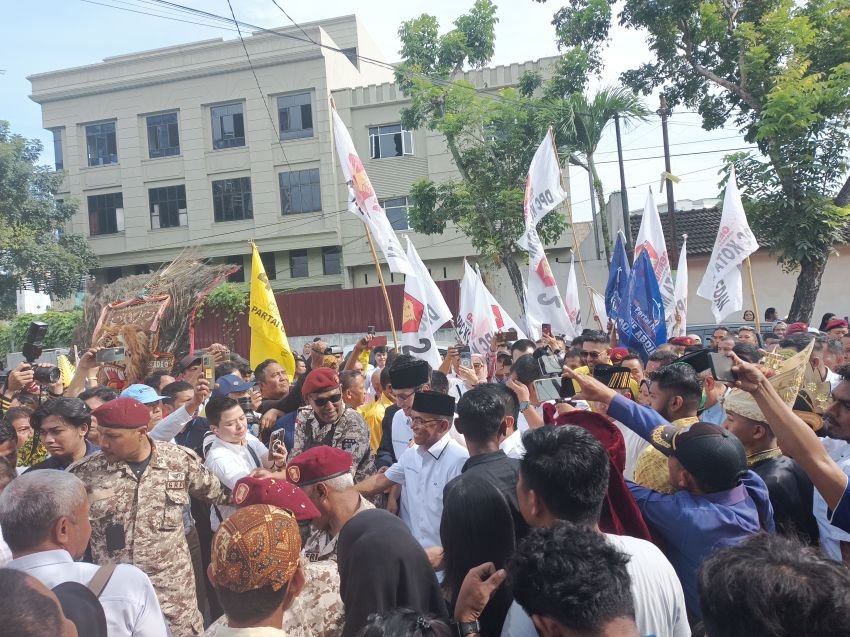 Genderang dan Tabuhan Barongsai Tandai Kedatangan Rico Waas - H Zakiyuddin Harahap di KPU Medan