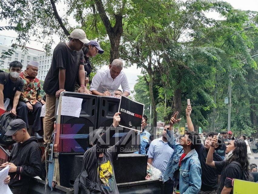 Temui Massa Aksi, Sutarto Bacakan dan Teken Tuntutan Mahasiswa Kawal Putusan MK