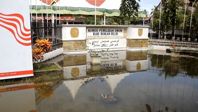 Diguyur Hujan Deras, Kantor KPU Rokan Hilir Terendam Banjir