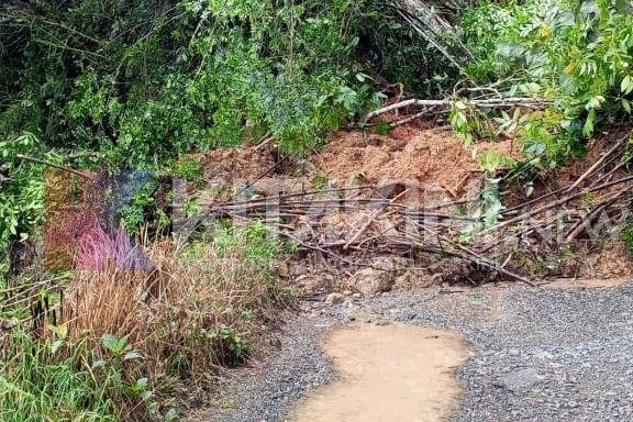 Jalan Doloksordang Julu Sipirok Tertimbun Longsor, Empat Desa Terancam Terisolasi