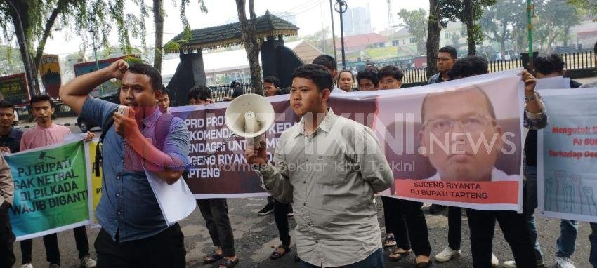 Puluhan Mahasiswa Demo DPRD Sumut, Copot Pj Bupati Tapteng Cawe-cawe di Pilkada