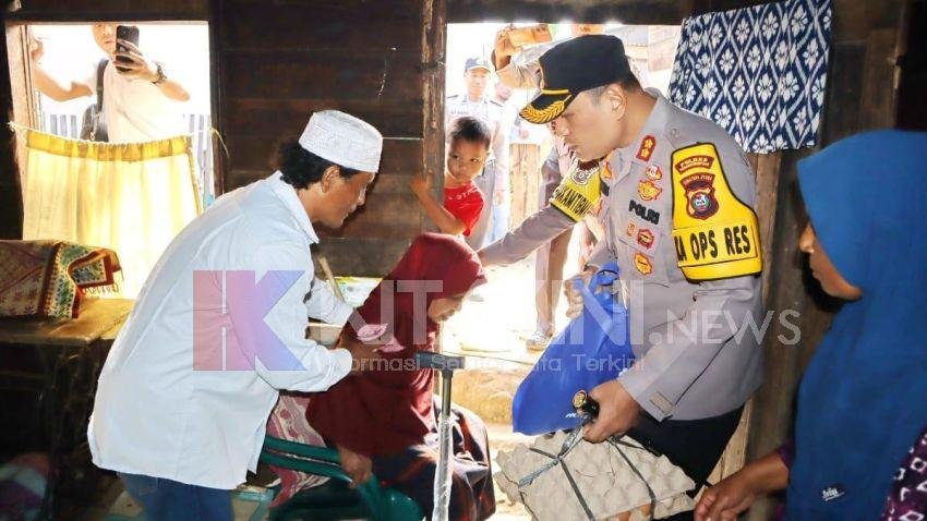 Kapolres Padangsidimpuan Salurkan Tongkat Alat Bantu Jalan Kepada Lansia