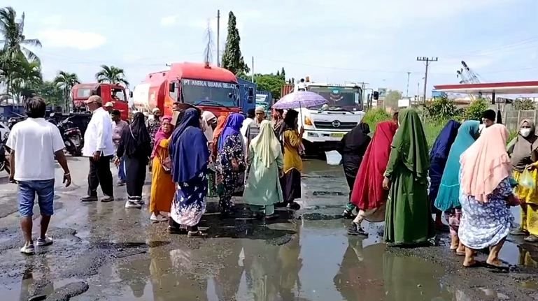 Kondisi Jalan Babak Belur dan Tak Ada Drainase, Warga Belawan Blokir Jalan Menuju Pelabuhan