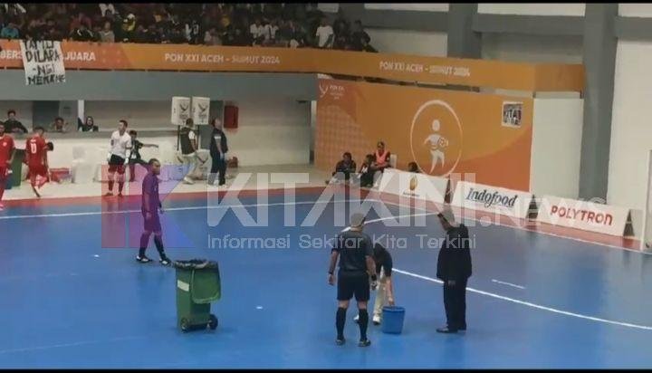 Atap Bocor Saat Hujan, Pertandingan Futsal di GOR Dispora Sumut Sempat Tertunda