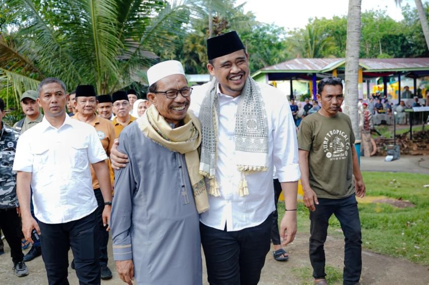 Kampanye di Paluta, Bobby Nasution Sambangi Pimpinan Pesantren dan Ziarah