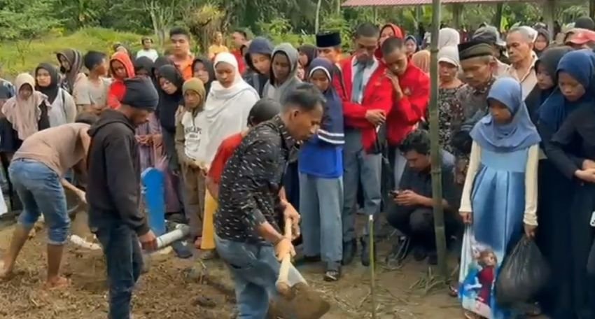Suasana Haru Selimuti Proses Pemakaman Jasad Gadis Penjual Gorengan
