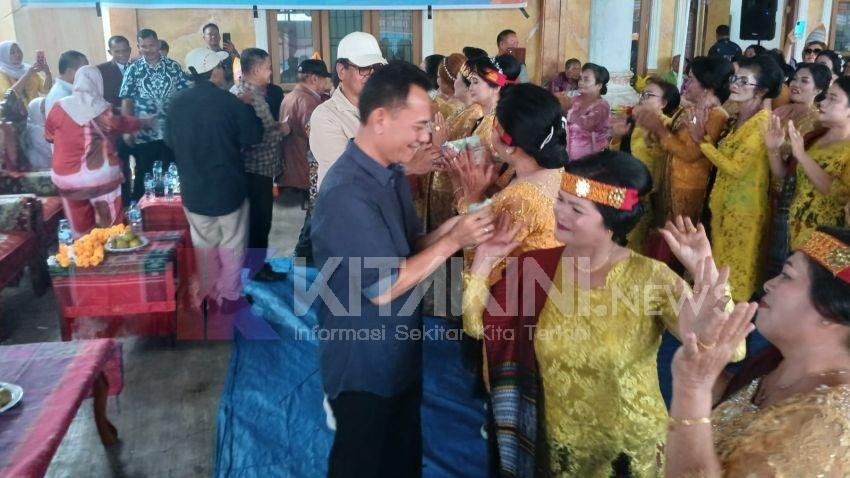 Dicintai Semua Golongan, Hapendi-Gempar Diajak Manortor Oleh PSSSI Padangsidimpuan