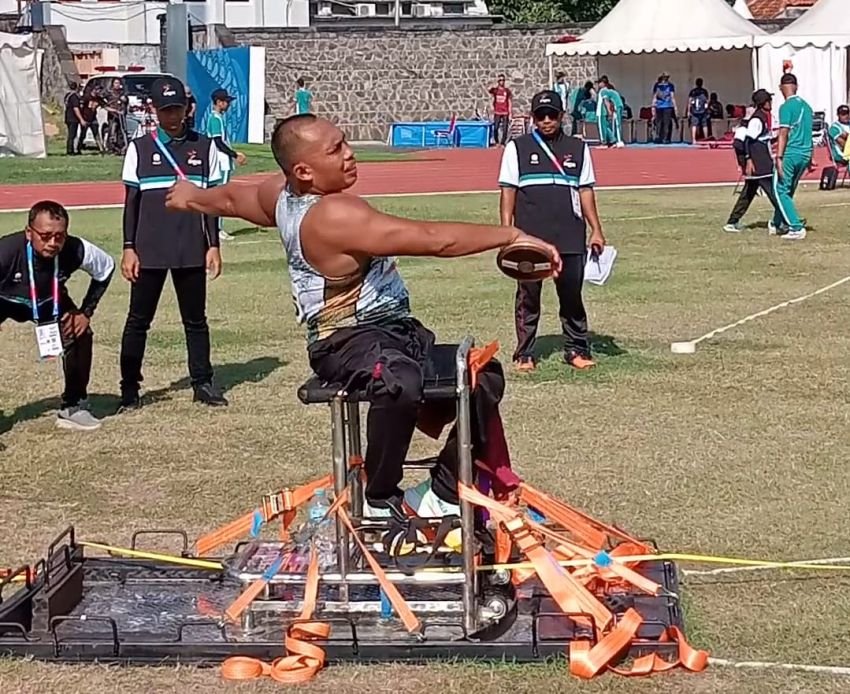 Riadi Saputra Sumbang Emas Pertama Atletik untuk Sumut di Peparnas 2024