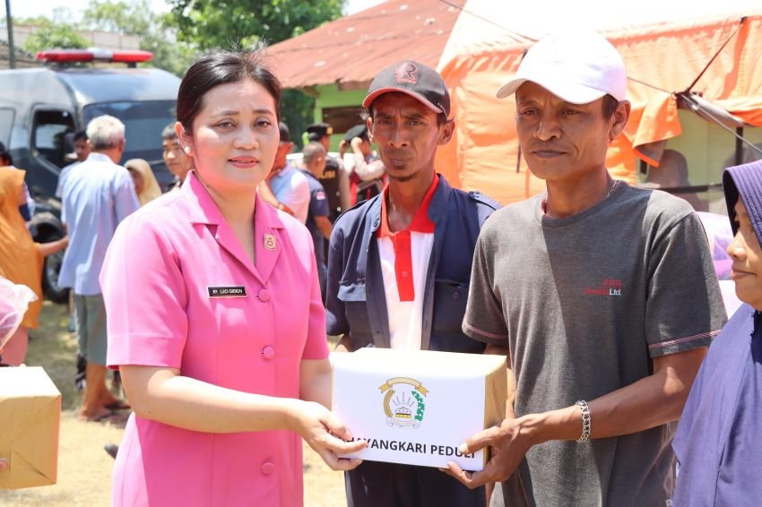 Kapolrestabes Medan Temui Pengungsi Korban Kebakaran di Percut Seituan