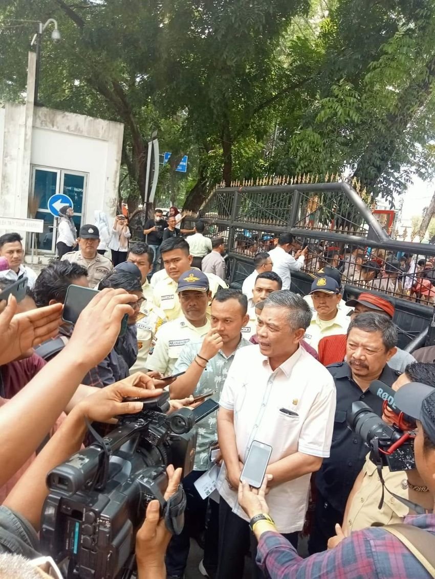 Ratusan Masyarakat Adat Nusantara “Geruduk” DPRD Sumut