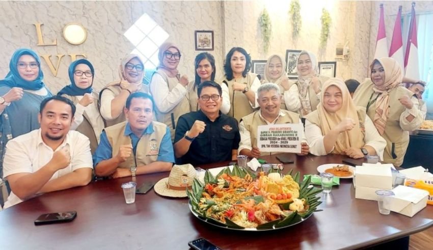 Tani Merdeka Potong Tumpeng Syukuran Pelantikan Prabowo-Gibran Sebagai Presiden 2024-2029