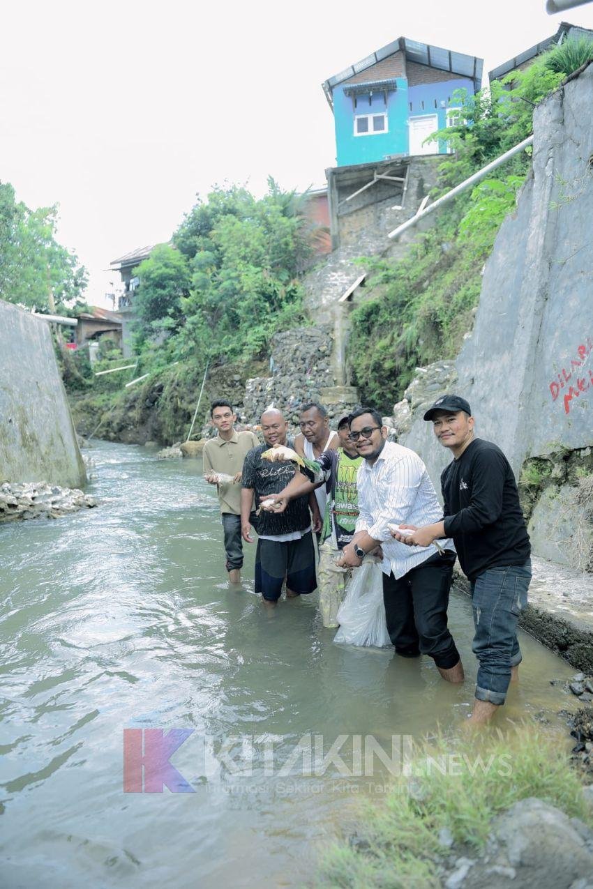 HUT Kota Padangsidimpuan, Fajar Dalimunthe Bantu Warga Tabur Benih Ikan