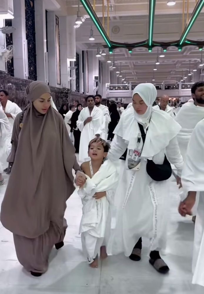 Nikita Mirzani Berangkat Umrah