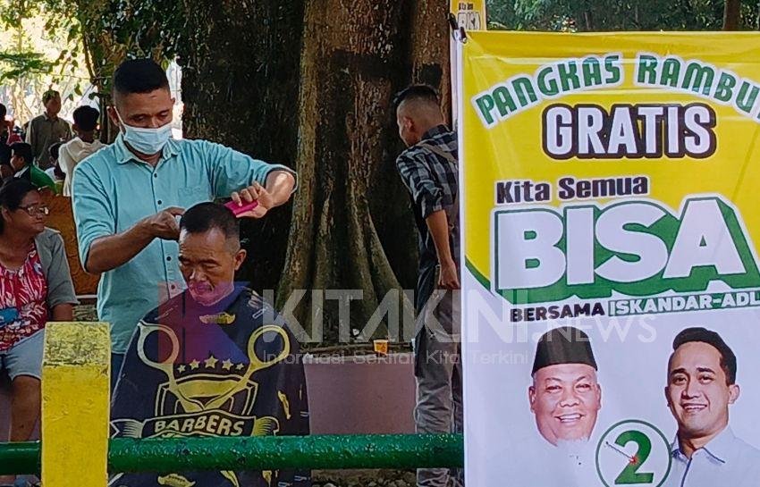 Simpatisan BISA Pangkas Gratis Ratusan Warga di Alun-Alun Stabat