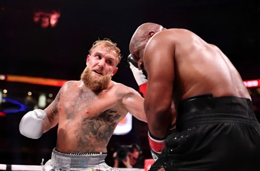 Jake Paul Tak Mampu Jatuhkan 'Opa' Mike Tyson Meski Menang Angka