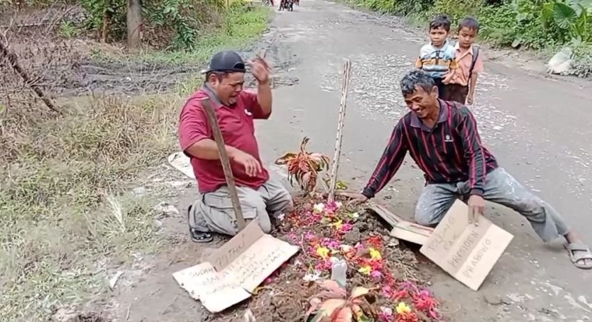 Kecewa tak Kunjung Ada Pembangunan, Warga Asahan Bangun Kuburan di Badan Jalan