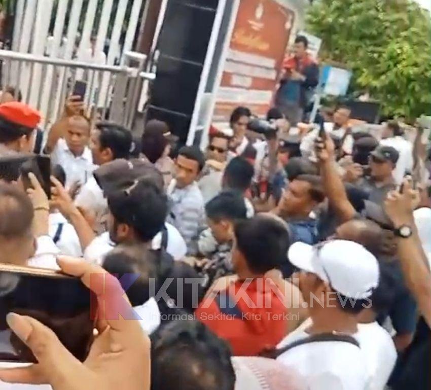 Tuding Masifnya Kecurangan, Ratusan Orang Demo KPU Medan Minta Pilkada Ulang