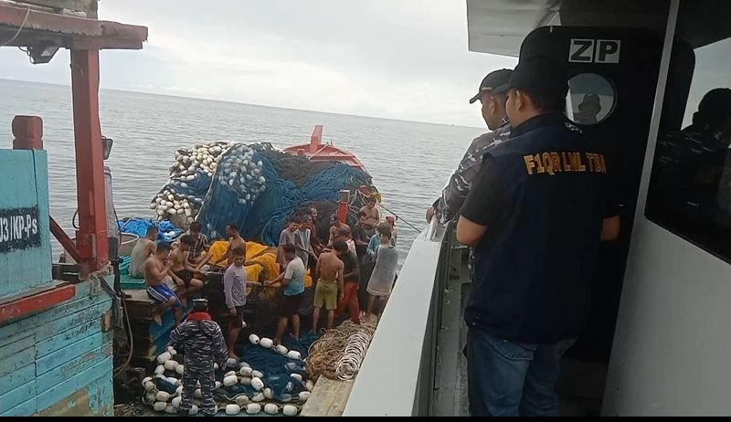 TNI AL Kerahkan Kapal Perang Periksa Kapal dari Malaysia