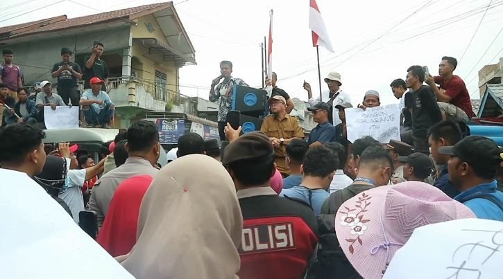 Jalan Rusak Parah, Ratusan Warga Dua Kecamatan di Asahan Blokade Jalan