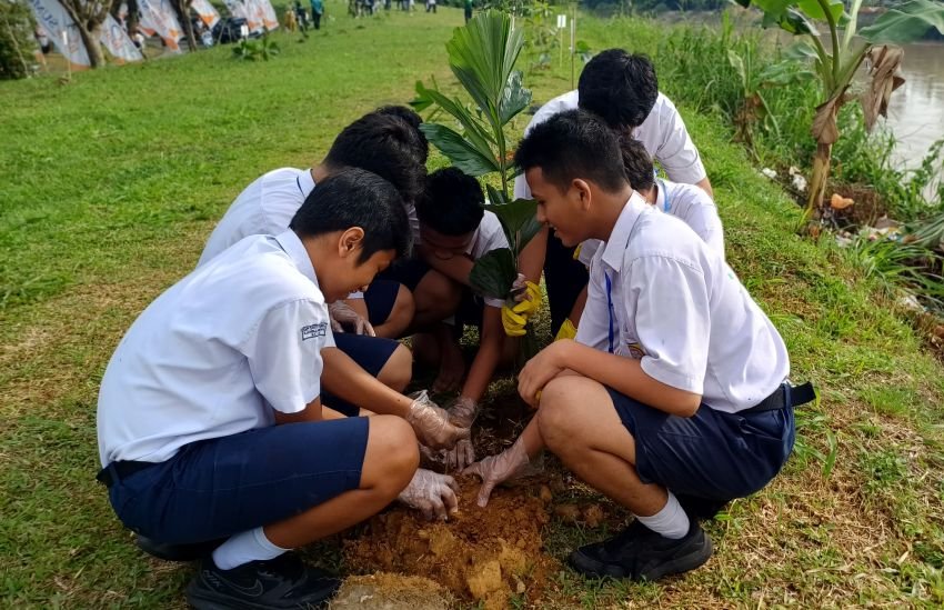 USAID IUWASH Tangguh Ajak Masyarakat Tanam Pohon