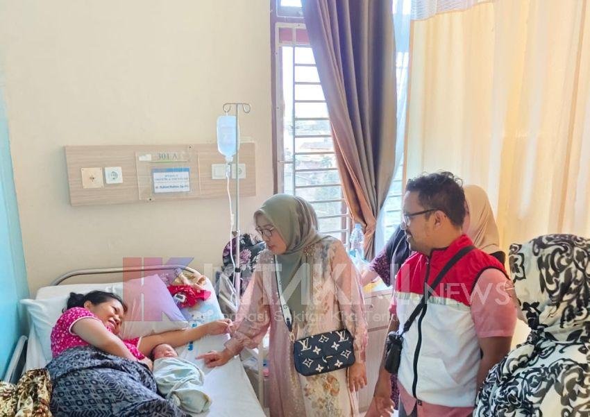 Bariyah, Istri Hapendi Harahap Beri Selamat ke Ibu yang Baru Melahirkan