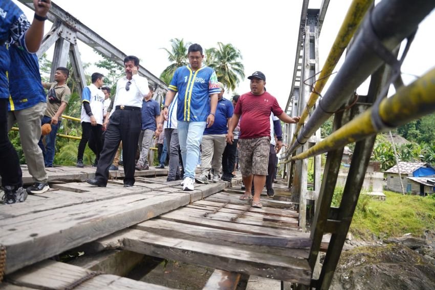 Safari Kampanye, Bobby Nasution Tinjau Jembatan Papan di Nias Barat