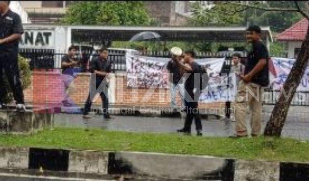 Puluhan Mahasiswa Geruduk MWA Terkait Tudingan Rektor USU Cawe-cawe Pilgub