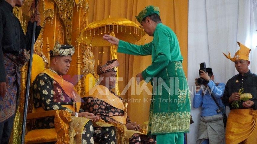 Faisal Hasrimy Terima Gelar Datok Praja Indra Negeri dari Kesultanan Langkat