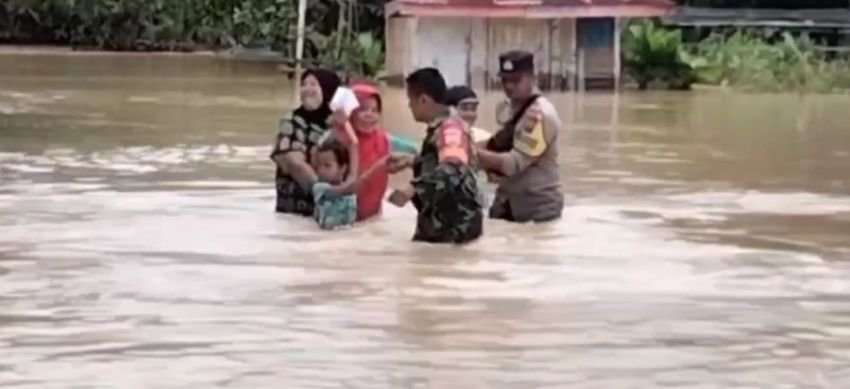Air Setinggi Pinggang Dewasa, Petugas Gunakan Perahu Karet Antar Pemilih