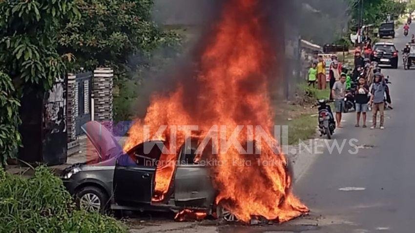 Diduga Korsleting Listrik, Sebuah Mobil di Binjai Ludes Terbakar