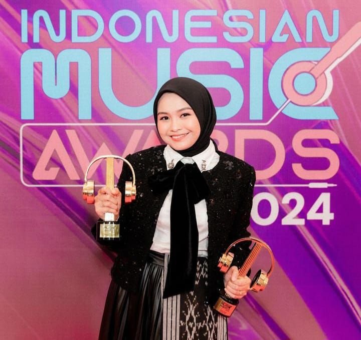 Salma Salsabil Borong Empat Piala AMI Awards 2024