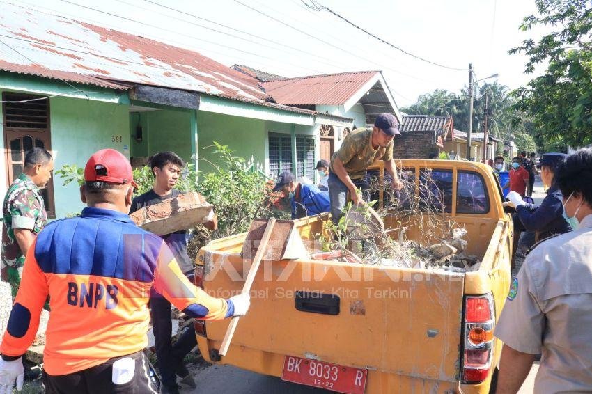 Kompak Bersama Warga, Pemko Binjai Gotong Royong Bersihkan Sisa Banjir