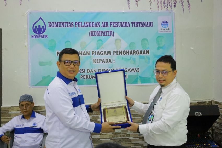 Direksi Tirtanadi Terima Penghargaan Dari Kompatir