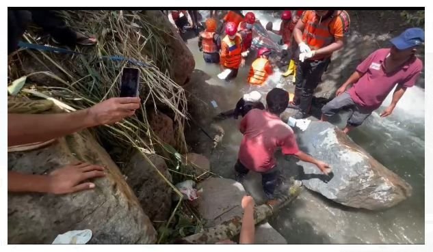 Tim Poldasu Bersama Warga Temuka Satu Korban Banjir Bandang, Keluarga Histeris