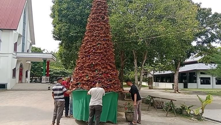 Pembuatan Pohon Natal Setinggi 7 Meter dari Sabuk Kelapa di Asahan