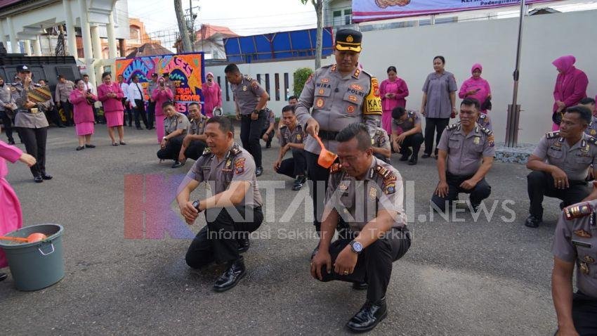 Kapolres Sidimpuan Pimpin Upacara Kenaikan Pangkat Kepada Personel