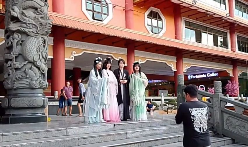 Jelang Imlek, Mahasiswa Berfoto Beauty Shoot di Vihara Maitreya