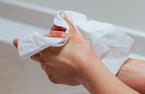 Buang Kebiasaan Bersihkan Tangan Sebelum Makan dengan Tisu Basah