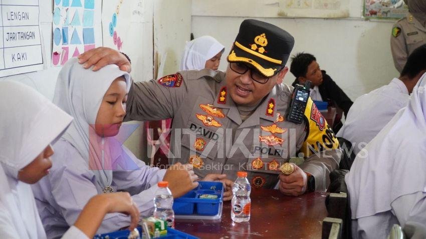 Polres dan Pemkab Langkat Bagikan MBG di SLB Negeri Stabat