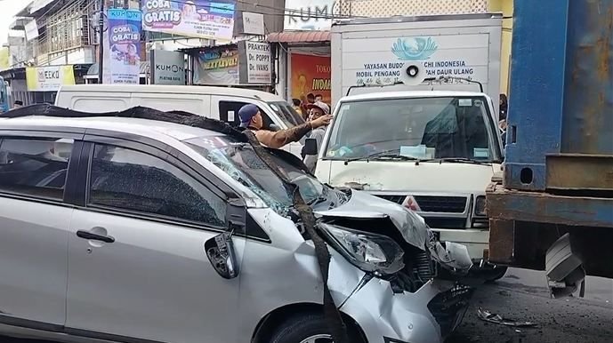 Tak Kuat Naik Tanjakan, Truk Angkut Pupuk Tabrak Tiga Mobil di Medan Deli