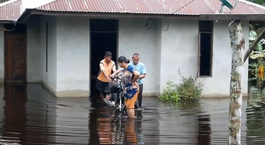 Sungai Meluap di Siak, Warga Mengungsi ke Kantor Desa