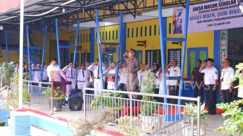 Kejari Padangsidimpuan Gelar Penyuluhan Hukum Di SMPN 1