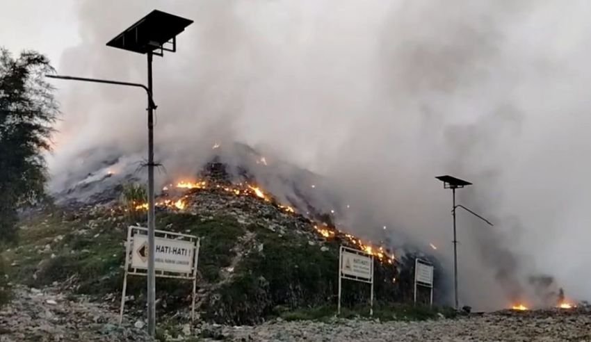 TPA Sampah Marelan Terbakar, Kepulauan Asap Hitam Tebal Buat Warga Sesak